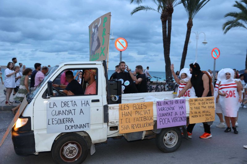 La millor GALERIA de FOTOS de les CARROSSES de DUANES de XÀBIA: entre crítiques, ironia, i molt de confeti La millor GALERIA de FOTOS de les CARROSSES de DUANES de XÀBIA: entre crítiques, ironia, i molt de confeti
